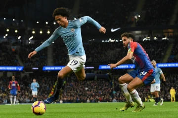 Le milieu allemand de Manchester City Leroy Sané (g) échappe au milieu de Crystal Palace Andros Townsend, le 22 décembre 2018 à l'Etihad Stadium de Manchester