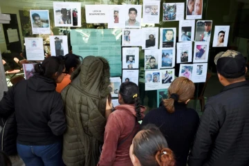 Des personnes cherchent les noms de leurs proches sur la liste des disparus dans l'explosion d'un oléoduc perforé par des voleurs de carburants, à Tlahuelilpan, dans le centre du Mexique, le 20 janvier 2019