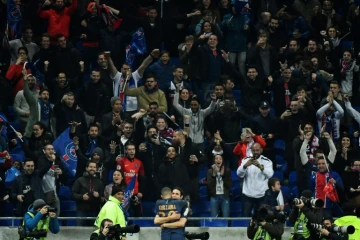 Les supporters du PSG en liesse après un but inscrit par Edinson Cavani contre Monaco en finale de la Coupe de la Ligue au Parc OL, le 1er avril 2017