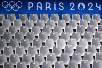 Une bannière des Jeux olympiques de Paris surplombe une tribune bordant la Seine pour la cérémonie d'ouverture des JO-2024, le 20 juillet 2024 à Paris