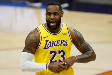 LeBron James lors du match de pré-saison des Lakers contre les Phoenix Suns le 18 décembre à Phoenix, Arizona
