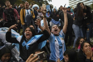 Les supporters argentins fous de joie à Buenos Aires après la victoire de leur équipe face au Nigeria le 26 juin 2018 lors du Mondial