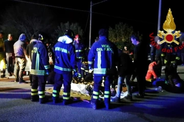 Image fournie par les services de secours de blessés soignés à l'extérieur de la discothèque à Ancône, le 8 décembre 2018