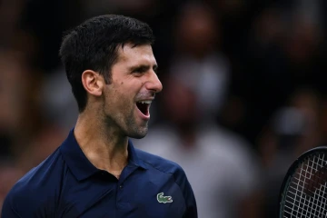 Novak Djokovic exulte à l'issue de sa finale gagnée contre le Canadien Denis Shapovalov au tournoi Masters 1000 de Paris, le 3 novembre 2019