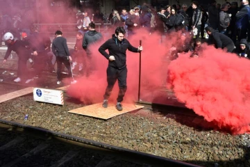 Des forains bloquent les voies à la gare du Mans, le 25 mars 2019