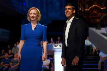 Liz Truss (g) et Rishi Sunak, les deux prétendants à la succession de Boris Johnson au poste de chef des conservateurs et Premier ministre britannique, lors d'un débat télévisé sur la BBC, à Stoke-on-Trent (Royaume-Uni), le 25 juillet 2022