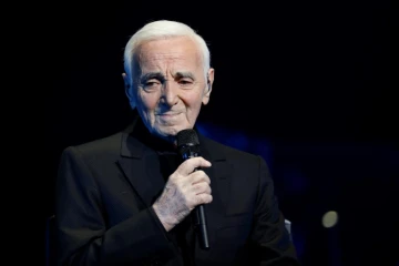 Le chanteur franco-arménien Charles Aznavour chante au Palais des Sports de Paris le 21 décembre 2016