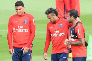 Les joueurs du Paris Saint-Germain s'entraînent, le Brésilien Neymar (au centre), les défenseurs brésiliens Thiago Silva (g.) et  Daniel Alves (dr.) au Camp des Loges à Saint-Germain-en-Laye (France) le 11 août 2017 