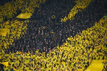 Les supporteurs de Dortmund pendant le match aller des quarts de finale de Ligue des champions, finalement joué face à Monaco, après l'attentat contre l'autobus des joueurs, le 12 avril 2017 à Dortmund en Allemagne