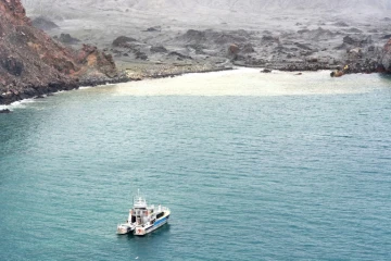 Des plongeurs recherchent samedi 14 décembre des corps de victimes de l'éruption d'un volcan sur White Island, une île néo-zélandaise