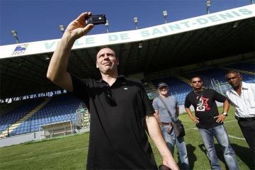 Dimanche 20 Décembre 2009

Alain Boghossian et Robert Duverne en visite à la Réunion pour préparer une éventuelle venue  de l'équipe de France de football à La Réunion