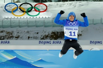 Quentin Fillon Maillet sur le podium de l'individuel de biathlon des Jeux olympiques, le 8 février 2022