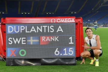 Le prodige suédois Armand Duplantis fier de son nouveau record du saut à la perche en plein air au meeting Ligue de diamant de Rome, le 17 septembre 2020 