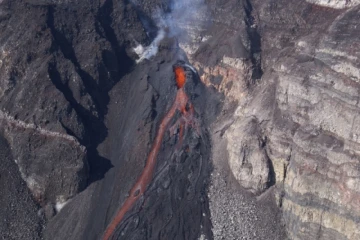 Mardi 5 janvier 2009 - Éruption dans le Dolomieu (Photo observatoire volcanologique)