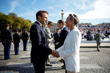 Le président Emmanuel Macron et la Première ministre Elisabeth Borne lors du défilé du 14 juillet sur les Champs Elysées à Paris