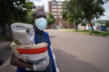 Un vendeur de journaux dans les rues de Kigali, le 22 mars 2020