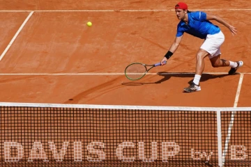 Lucas Pouille face à l'Italien Fabio Fognini lors des quarts de finale de la Coupe Davis, à Gênes, le 8 avril 2018 