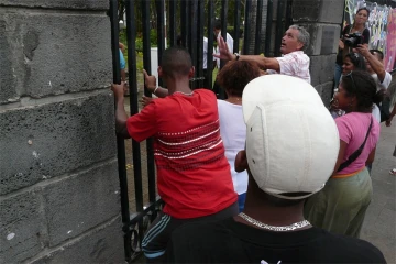 Mardi 19 janvier 2010 -
Les ex-salariés de l'Arast manifestent devant la Villa du Département