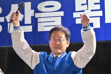 Le dirigeant du Parti démocrate en Corée du Sud, Lee Jae-myung, lors d'un meeting à la veille des élections législatives, à Séoul le 9 avril 2024