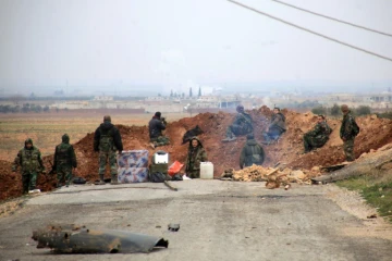 Des forces pro-gouvernementales syriennes tiennent leur position dans la région d'Al-Bab  le 13 janvier 2016