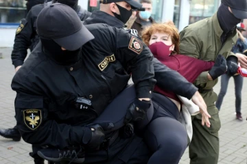Une manifestante arrêtée à Minsk, le 19 septembre 2020