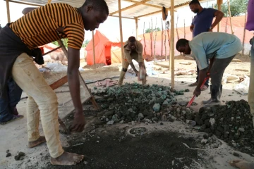 Des mineurs artisanaux trient des mineras sur la route entre Kolwezi et Lubumbashi, le 15 février 2018. 