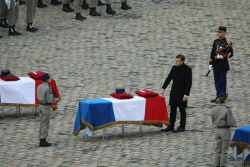 Hommage du président Emmanuel Macron aux 13 soldats tués au Mali, dans la cour des Invalides, le 2 décembre 2019 à Paris