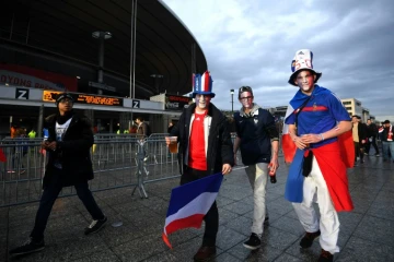 Des supporteurs arrivent pour assister au match France - Russie, le 29 mars 2016 au Stade de France