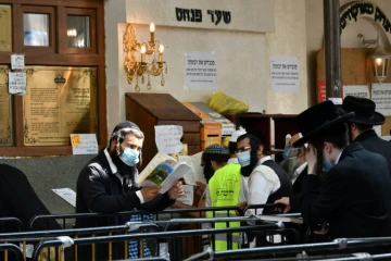 Des pèlerins juifs visitent la tombe de Rabbi Nahman à Ouman (Ukraine) le 15 septembre 2020