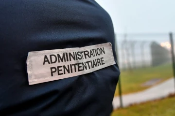 Les surveillants n'ont statutairement pas le droit de grève et s'exposent donc à des sanctions, comme des mises à pied et des retenues de salaire