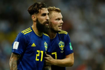 Les Suédois Jimmy Durmaz (g) et Sebastian Larsson à la fin du match contre l'Allemagne, le 23 juin 2018 à Sotchi