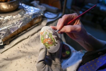 L'artiste hongroise Tunde Csuhaj entretient l'artisanat ancestral de la décoration des ?ufs de Pâques en Europe, à Szekszard en Hongrie le 29 mars 2021
