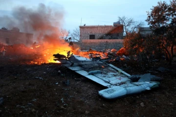 Photo prise le 3 février 2018 montrant de la fumée s'élever d'un site où s'est écrasé un avion russe dans la province d'Idleb