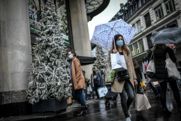 Près d'un grand magasin à Paris, le 24 décembre 2020