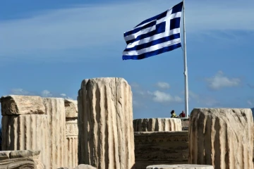 Le drapeau grec flotte sur l'Acropole à Athènes, le 12 février 2014