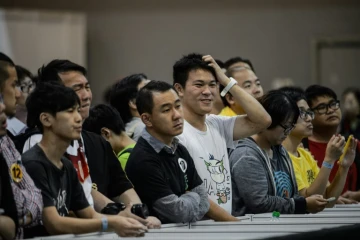 Des sympathisants de candidats aux élections législatives à Hong Kong assistent au décompte des vote, le 5 septembre 2016