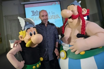 Le scénariste Jean-Yves Ferri (c) entouré par Astérix (g) et Obélix, le 5 avril 2017 à Bologne en Italie