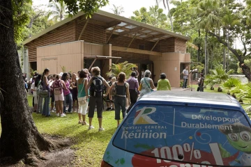 60 Collégiens visitent la case Démété (Photo cg)