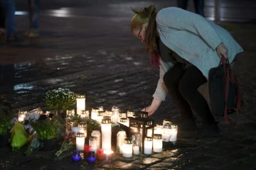 Des fleurs et des bougies ont été déposées à la tombée de la nuit sur les lieux du drame, le 18 août 2017 à Turku