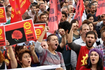 Des manifestants défilent sur une place proche du site de l'attentat le 11 octobre 2015 à Ankara