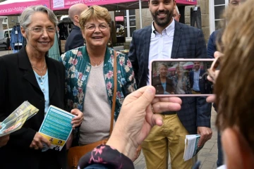 La Première ministre Elisabeth Borne (g) en campagne à Lamballe dans les Côtes-d'Armor, le 9 juin 2022