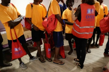 Des réfugiés du Lifeline sont accueillis à l'aéroport de Roissy-Charles de Gaulle le 5 juillet 2018