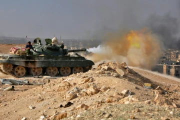 Les forces syriennes tirent sur des positions jihadistes, le 2 novembre 2017 à Deir Ezzor