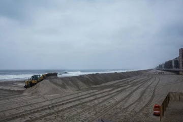 Un tractopelle construit une barrière de sable sur la plage de Long Beach, près de New York, en prévision de l'arrivée de l'ouragan Joaquin, le 2 octobre 2015