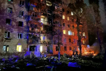 Photo publiée le 11 août 2024 sur le compte Telegram officiel du maire de Koursk, Igor Kutsak, montrant un incendie dans un immeuble résidentiel après une attaque de missile à Koursk, en Russie