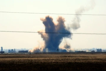 Une explosion provoquée par un tir de mortier de l'Armée syrienne libre, à proximité de Deir Ezzor, le 21 février 2017