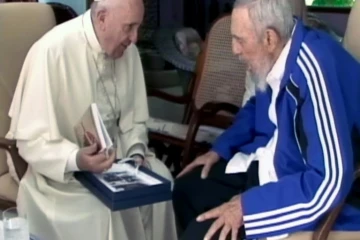 Capture d'écran de la TV cubaine du pape François et de Fidel Castro le 20 septembre 2015 à La Havane