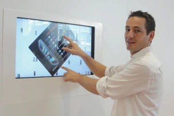 Pierre Etienne Cizeron, Directeur général adjoint d'Orange Réunion, présente la &quot;Touch expérience&quot; (Photo : Orange Réunion)