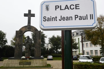 La statue en bronze de Jean-Paul II surmontée d'une croix, à Ploêrmel, dans le Morbihan le 2 novembre 2017