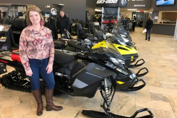 Emilie Saint-Laurent est la copropriétaire du magasin de location de motoneiges Sports DRC à Alma (Québec), une ville proche des lieux de l'accident de motoneige qui a coûté la vie à cinq Français et leur guide canadien, mardi dernier près du lac Saint-Jean